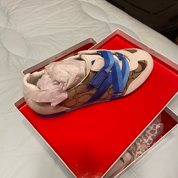 Brand new woman Coach shoes still in box - Picture 2 of 3